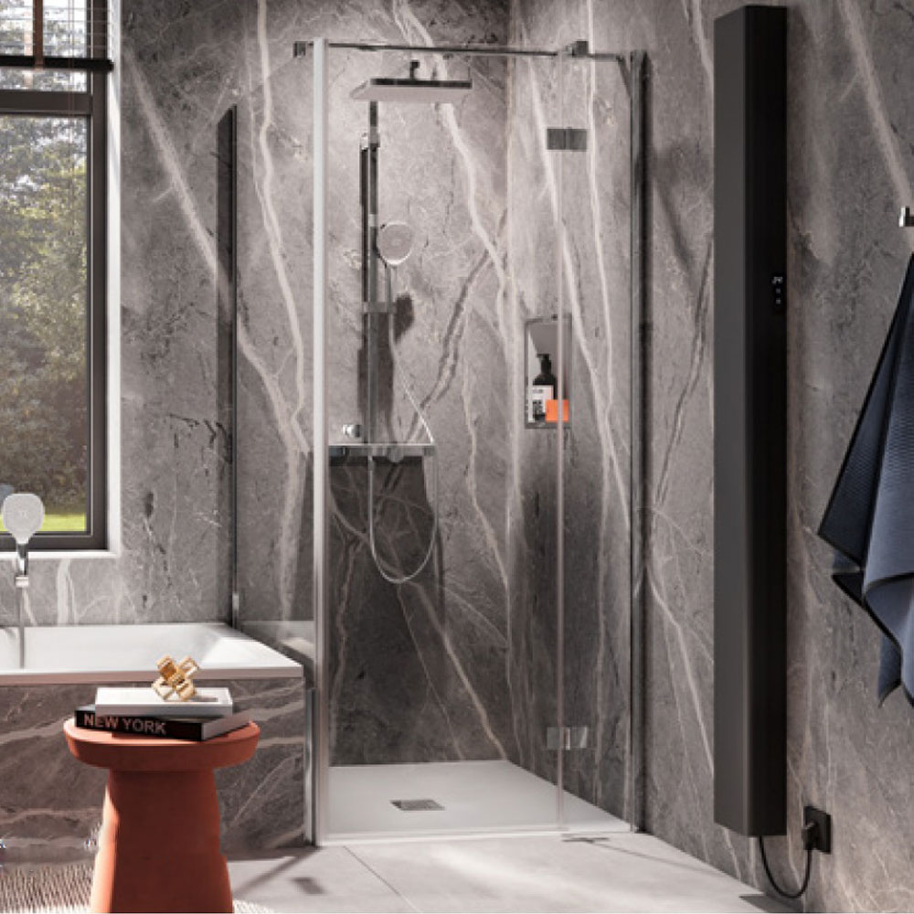 HSK Vinya Drehtür mit verkürzter Seitenwand neben der Badewanne